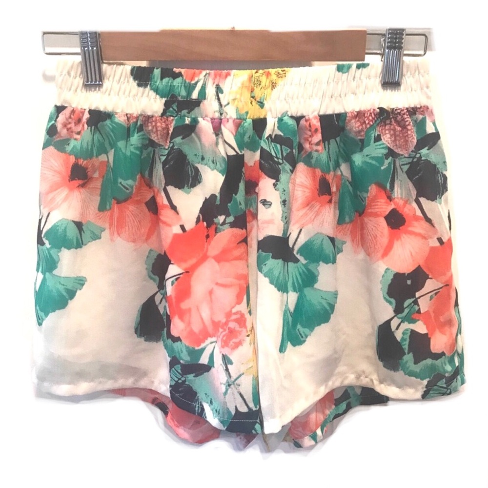 VILA lined floral flowy shorts, size small, NWT